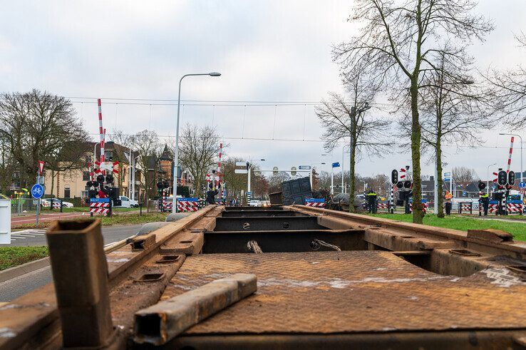 In beeld: Trucker onder invloed veroorzaakt ravage op spoorwegovergang Nieuwe Veerallee - Foto: Peter Denekamp