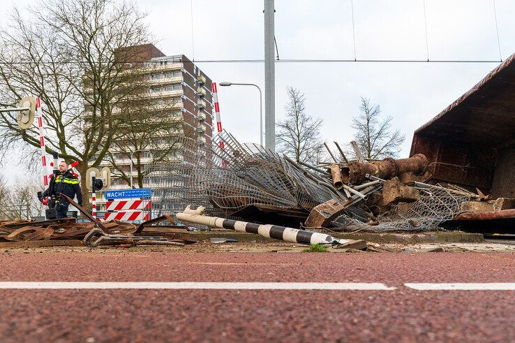 In beeld: Trucker onder invloed veroorzaakt ravage op spoorwegovergang Nieuwe Veerallee - Foto: Peter Denekamp