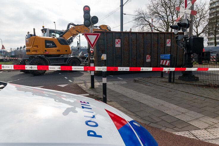 In beeld: Trucker onder invloed veroorzaakt ravage op spoorwegovergang Nieuwe Veerallee - Foto: Peter Denekamp