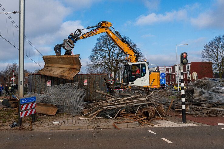 In beeld: Trucker onder invloed veroorzaakt ravage op spoorwegovergang Nieuwe Veerallee - Foto: Peter Denekamp