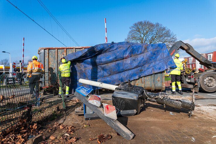 In beeld: Trucker onder invloed veroorzaakt ravage op spoorwegovergang Nieuwe Veerallee - Foto: Peter Denekamp