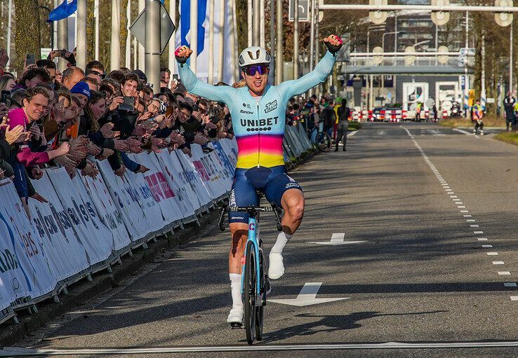 Nicklas Pederson komt als eerste over de eindstreep op de Blaloweg. - Foto: Obbe Bakker