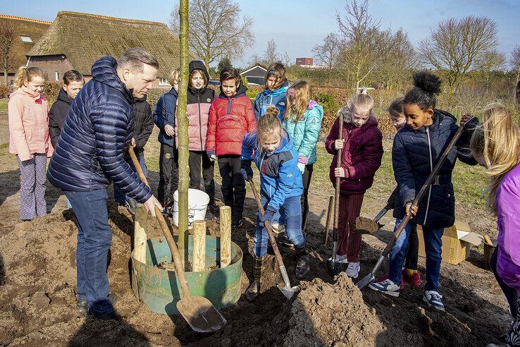 In beeld: Zwolse leerlingen planten bomen langs Hessenweg - Foto: Obbe Bakker