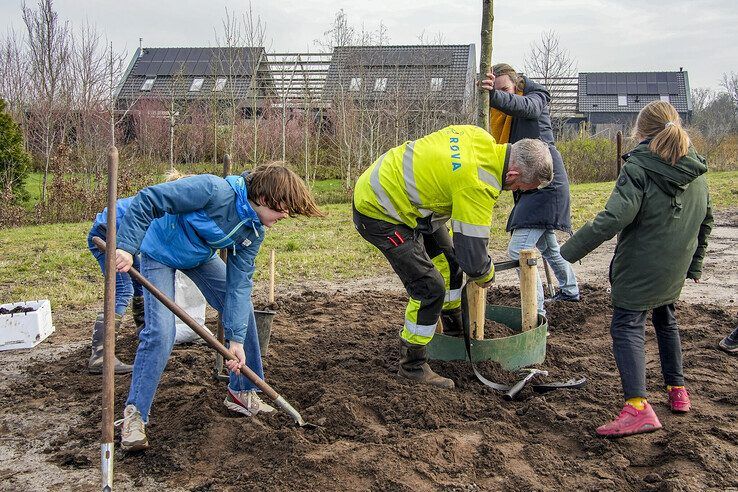 In beeld: Zwolse leerlingen planten bomen langs Hessenweg - Foto: Obbe Bakker
