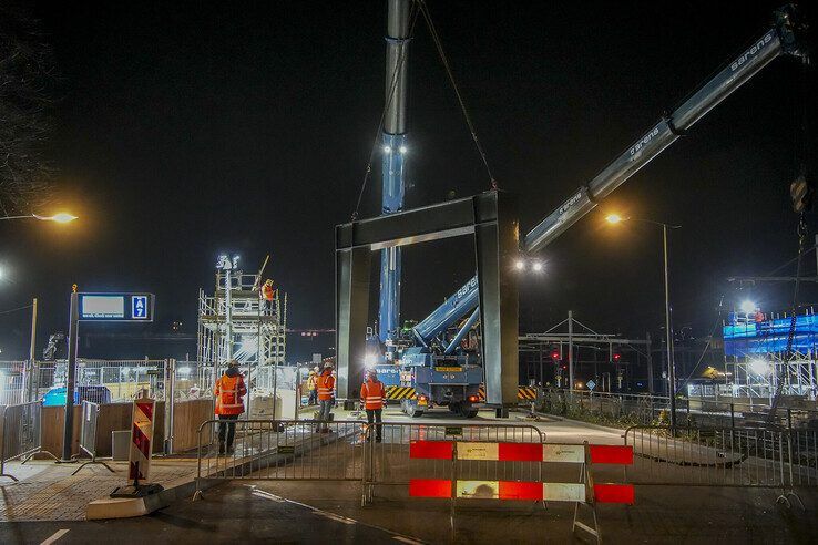 In beeld: Eerste pijlers voor voetgangersbrug bij station Zwolle geplaatst - Foto: Obbe Bakker