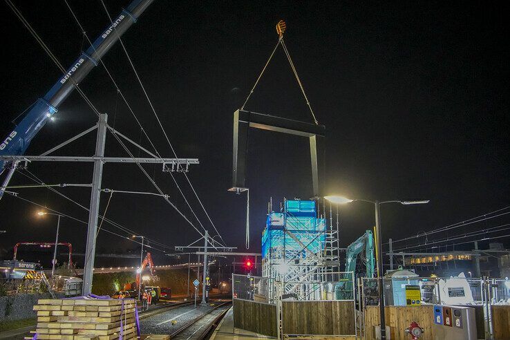 In beeld: Eerste pijlers voor voetgangersbrug bij station Zwolle geplaatst - Foto: Obbe Bakker