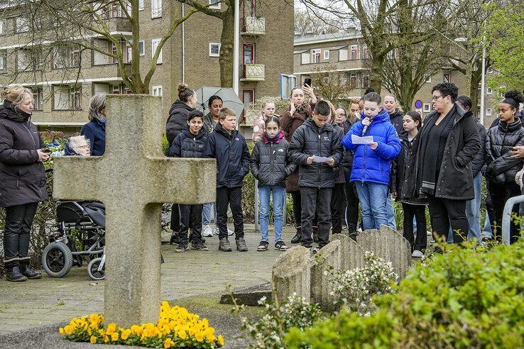 In beeld: Leerlingen herdenken oorlogsslachtoffers in Dieze - Foto: Obbe Bakker