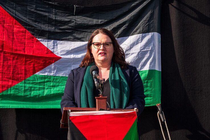 Kleine pro-Palestinamars trekt door Zwolle: “Nederland schande, klap dan in je handen!” - Foto: Peter Denekamp