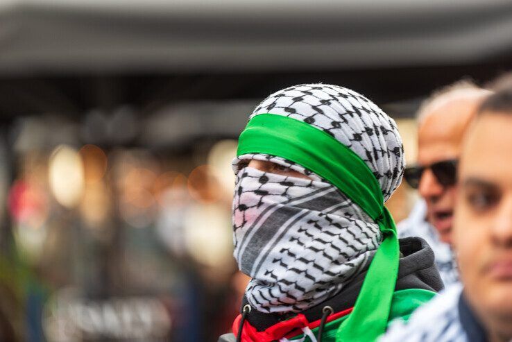 Kleine pro-Palestinamars trekt door Zwolle: “Nederland schande, klap dan in je handen!” - Foto: Peter Denekamp