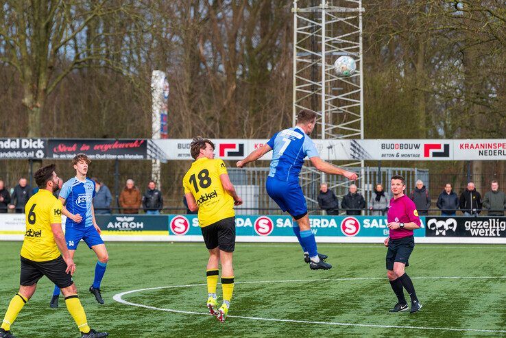 In beeld: DOS Kampen verstevigt grip op derde plaats en geeft SVI het nakijken - Foto: Peter Denekamp