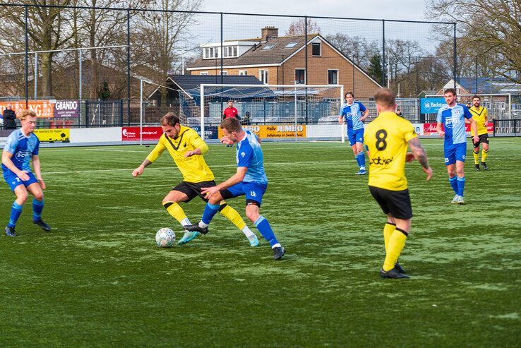 In beeld: DOS Kampen verstevigt grip op derde plaats en geeft SVI het nakijken - Foto: Peter Denekamp