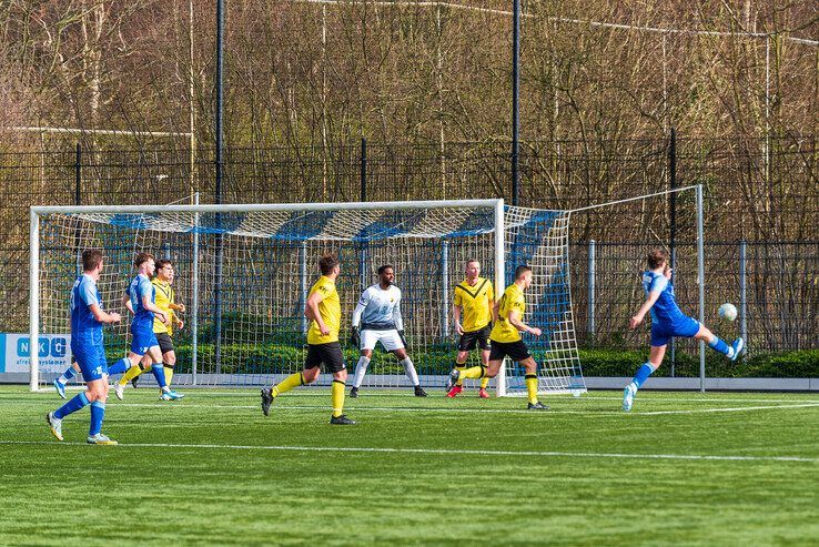 In beeld: DOS Kampen verstevigt grip op derde plaats en geeft SVI het nakijken - Foto: Peter Denekamp