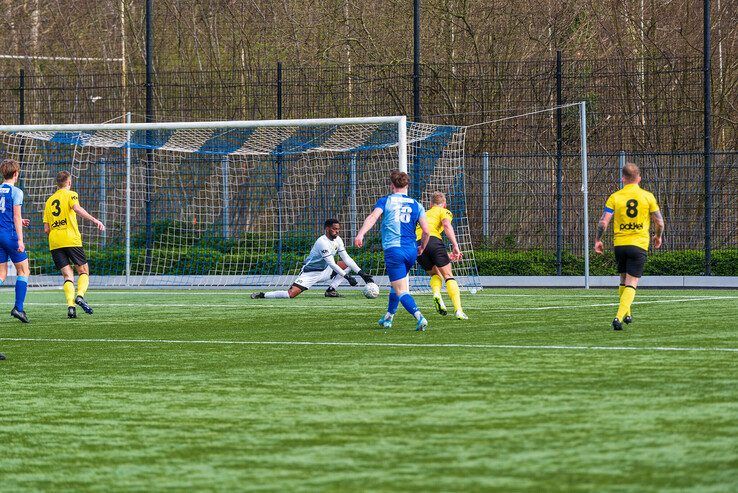 In beeld: DOS Kampen verstevigt grip op derde plaats en geeft SVI het nakijken - Foto: Peter Denekamp