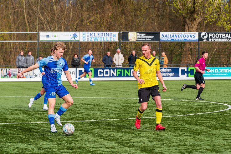 In beeld: DOS Kampen verstevigt grip op derde plaats en geeft SVI het nakijken - Foto: Peter Denekamp