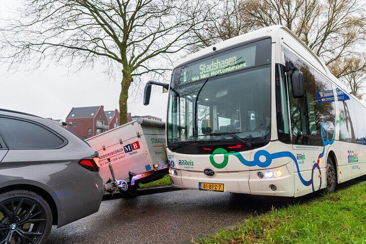 Aanhangwagen zit vast in stadsbus na foutje bij invoegen - Foto: Peter Denekamp