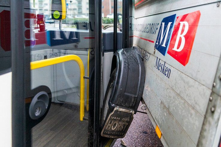 Aanhangwagen zit vast in stadsbus na foutje bij invoegen - Foto: Peter Denekamp