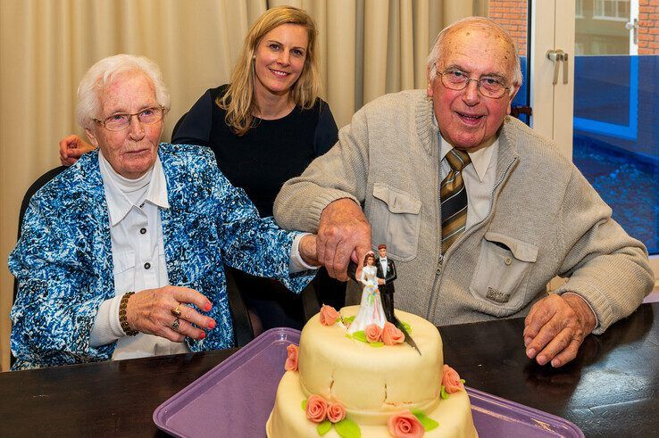 Henk en Pietje Morsink uit Zwolle zijn 65 jaar getrouwd. - Foto: Peter Denekamp