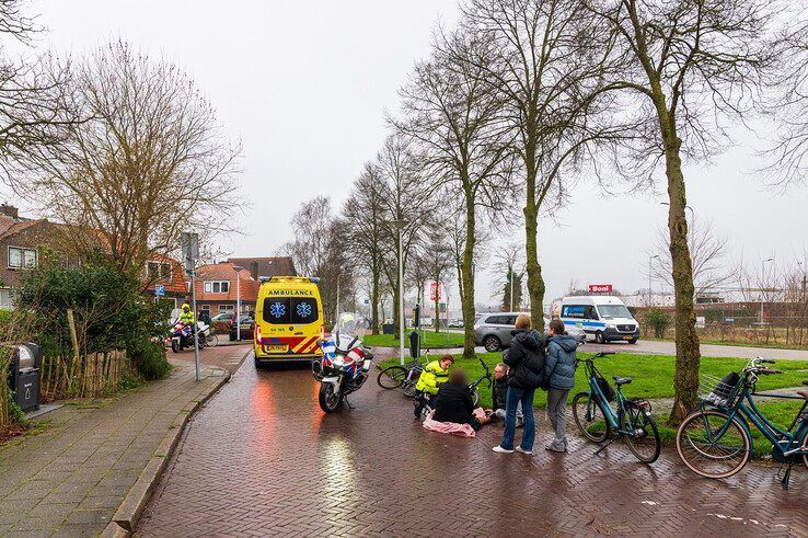 Fietsster gewond en aangehouden na botsing in Assendorp - Foto: Peter Denekamp