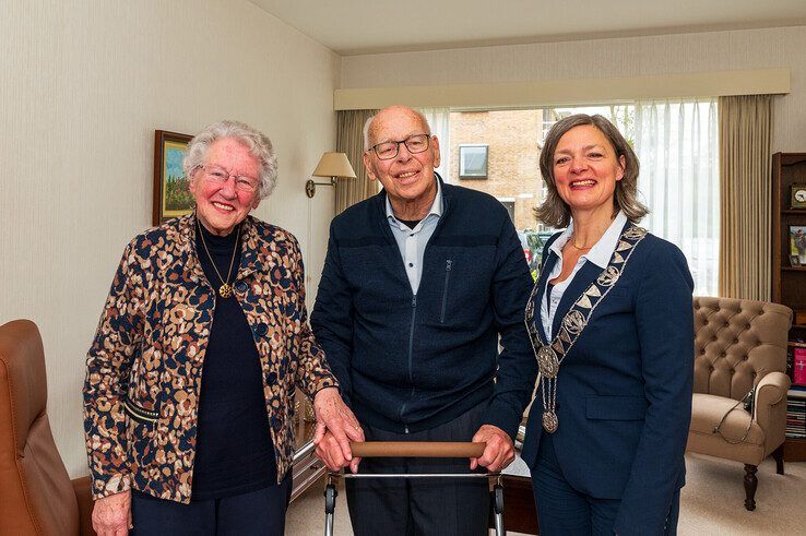 Joop en Mary Vegter zijn 65 jaar getrouwd. - Foto: Peter Denekamp