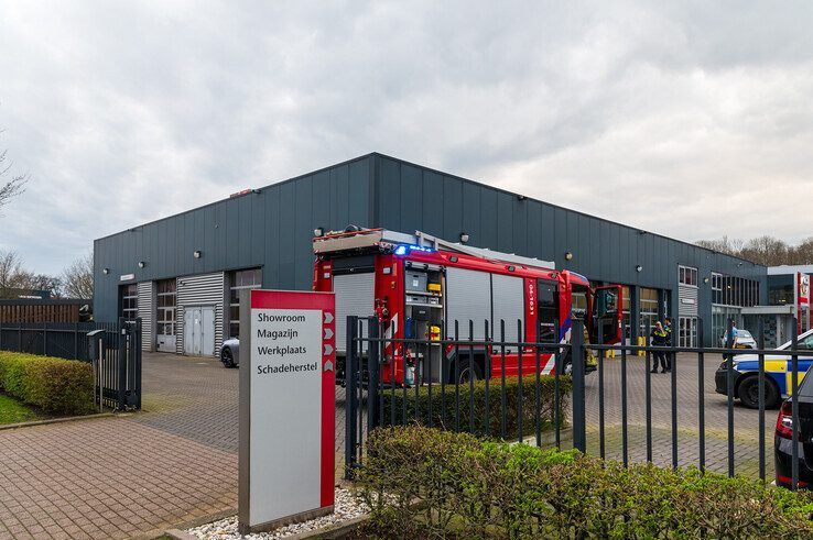 Brandweer rukt uit voor brandlucht bij garagebedrijf in Zwolle - Foto: Peter Denekamp