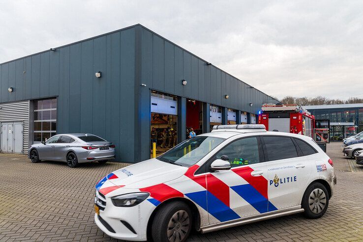 Brandweer en politie bij de garage aan het Molenland. - Foto: Peter Denekamp