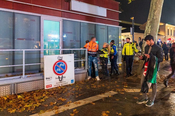 De aanhouding bij station Zwolle tijdens de pro-Palestinademonstatrie. - Foto: Peter Denekamp