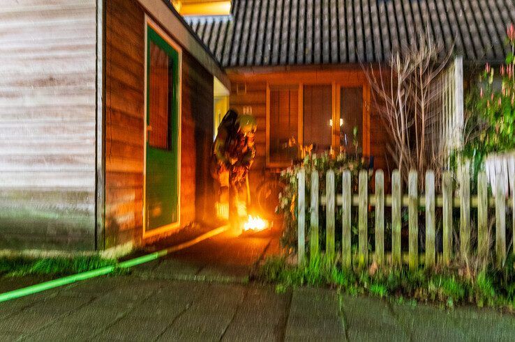 Brand breekt uit in slaapkamer van woning in Zwolle-Zuid - Foto: Peter Denekamp