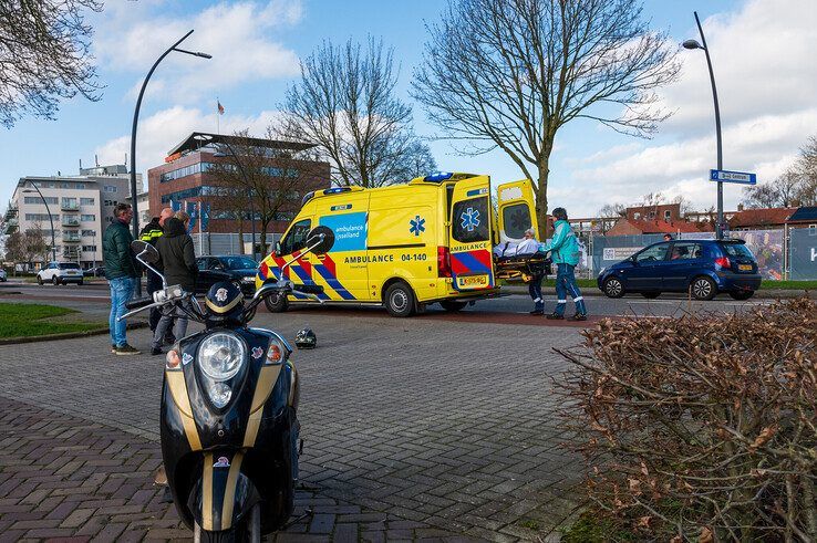 De gewonde vrouw op de Schuttevaerkade wordt in de ambulance behandeld aan haar verwondingen. - Foto: Peter Denekamp