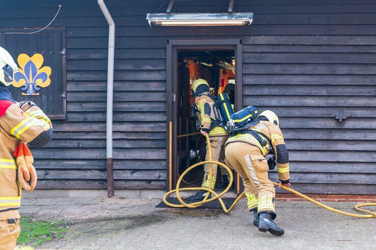 Gasfles vat vlam in scoutinggebouw bij Almelose Kanaal - Foto: Peter Denekamp