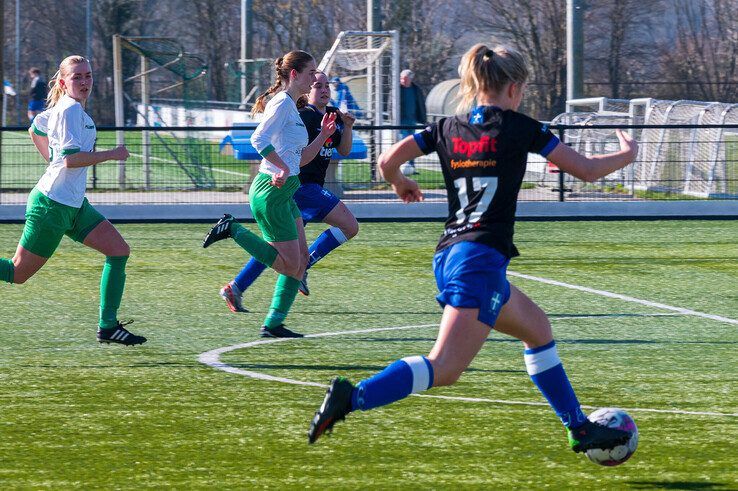 De voetbalvrouwen van ZAC wonnen met 6-0 van Pesse. - Foto: Peter Denekamp