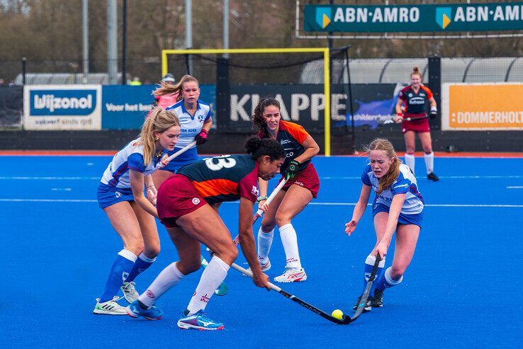 De hockeydames van HC Zwolle verloren de eerste wedstrijd van dit jaar met 1-3. - Foto: Peter Denekamp