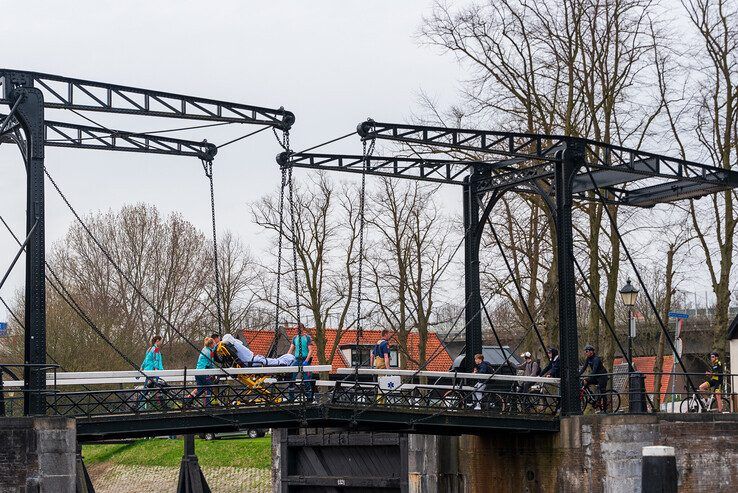 Hengelaar vist drenkeling uit Willemsvaart in Zwolle - Foto: Peter Denekamp