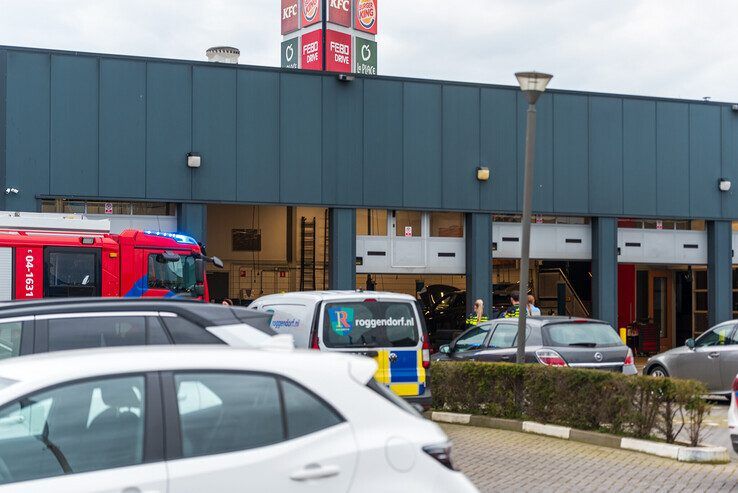 Brandweer rukt uit voor brandlucht bij garagebedrijf in Zwolle - Foto: Peter Denekamp