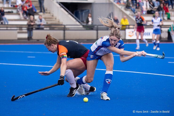 In beeld: Zwolse hockeyvrouwen verliezen eerste duel van tweede seizoenshelft - Foto: Hans Smit