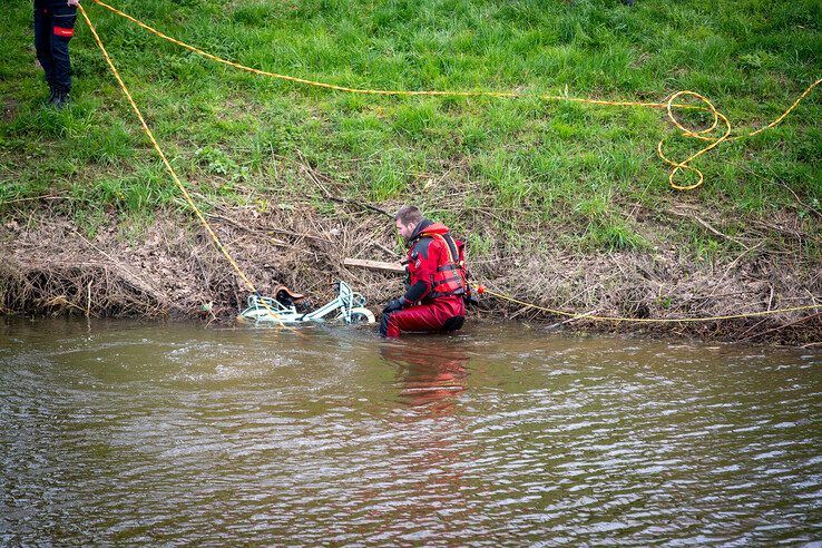 Brandweer zoekt urenlang tevergeefs naar drenkeling in Hattem - Foto: Hugo Janssen