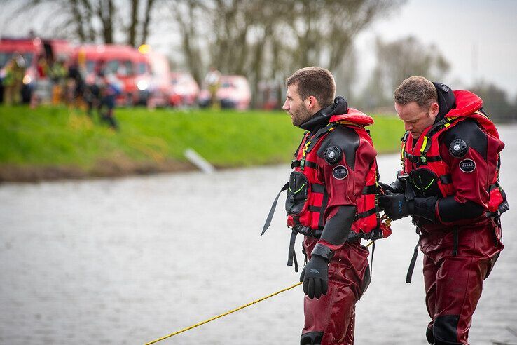 Brandweer zoekt urenlang tevergeefs naar drenkeling in Hattem - Foto: Hugo Janssen