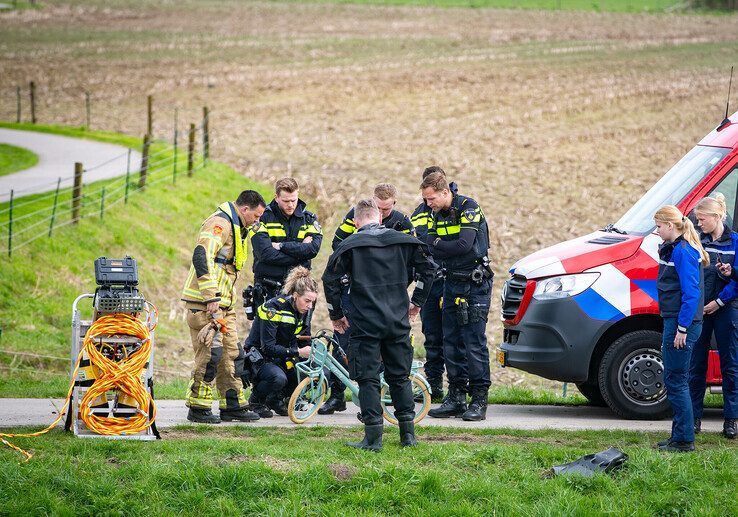 Brandweer zoekt urenlang tevergeefs naar drenkeling in Hattem - Foto: Hugo Janssen