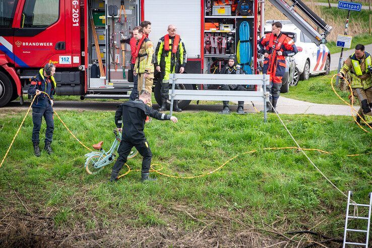 Brandweer zoekt urenlang tevergeefs naar drenkeling in Hattem - Foto: Hugo Janssen