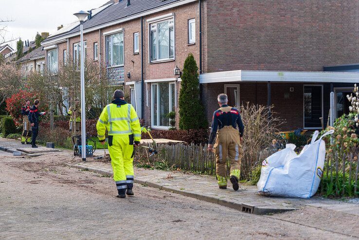 Fors gaslek bij plaatsen schutting in Zwolle-Zuid - Foto: Peter Denekamp