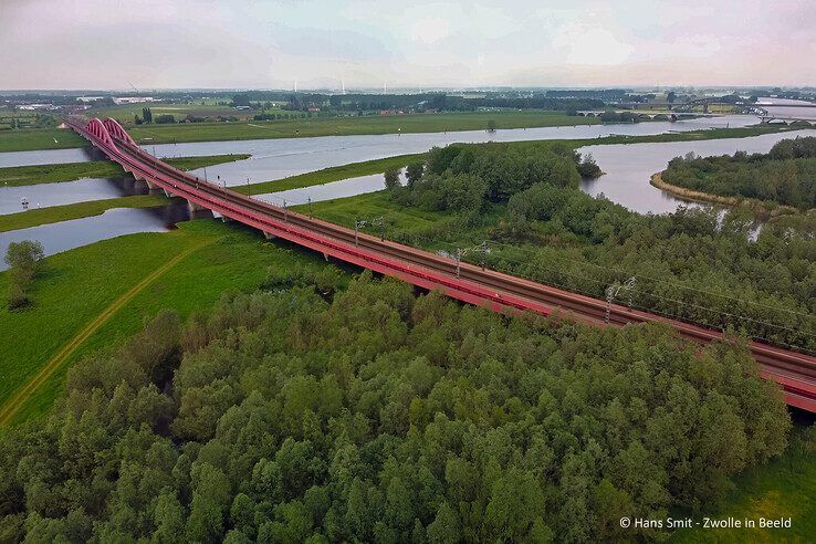 De Hanzeboog maakt deel uit van de spoorlijn Zwolle - Utrecht en het spoortraject tussen Zwolle en Kampen-Zuid. - Foto: Hans Smit