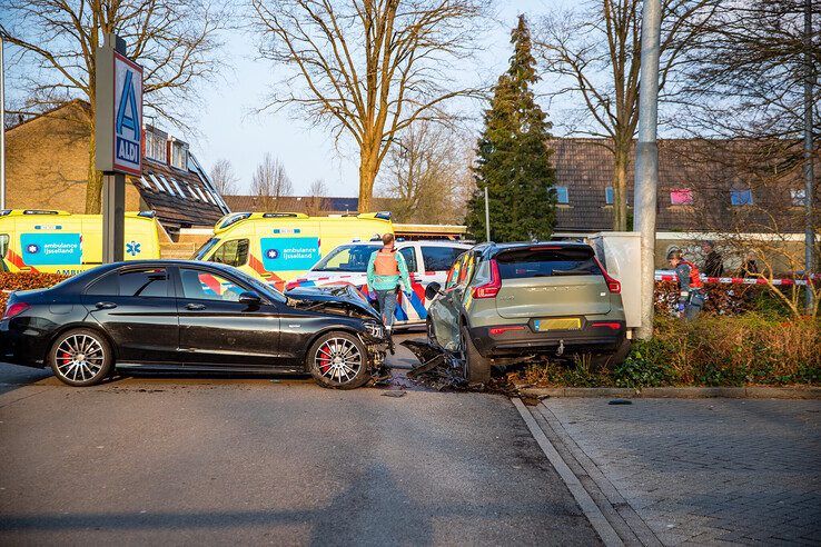 De twee bij het schietincident betrokken auto's op de parkeerplaats van Aldi. - Foto: Hugo Janssen