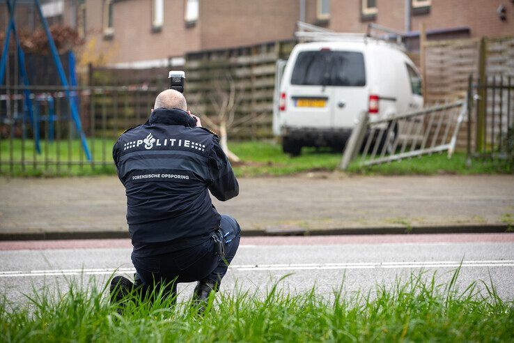 De politie doet onderzoek bij de gecrashte Volkswagen Caddy in Aa-landen. - Foto: Hugo Janssen