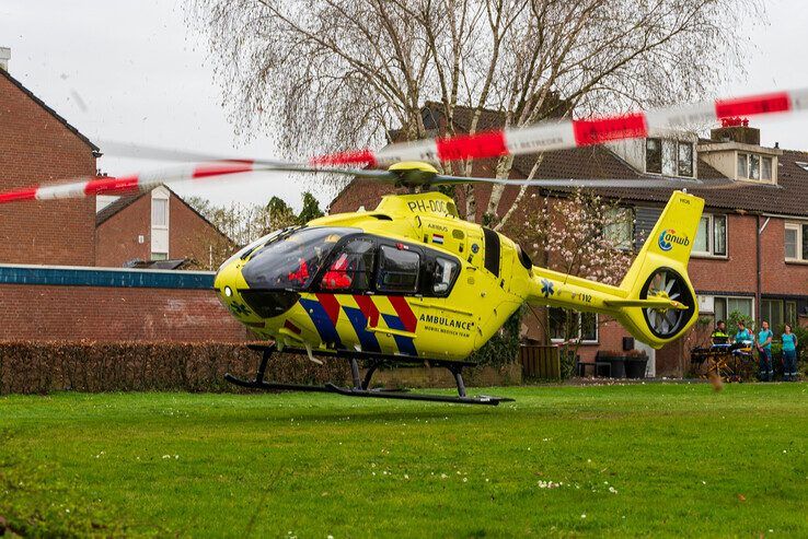 De traumahelikopter stijgt op vanaf het sportveldje aan de Haydnstraat. - Foto: Peter Denekamp