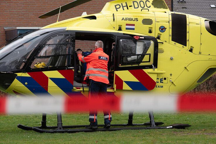 Traumahelikopter uit Groningen landt in Holtenbroek - Foto: Peter Denekamp