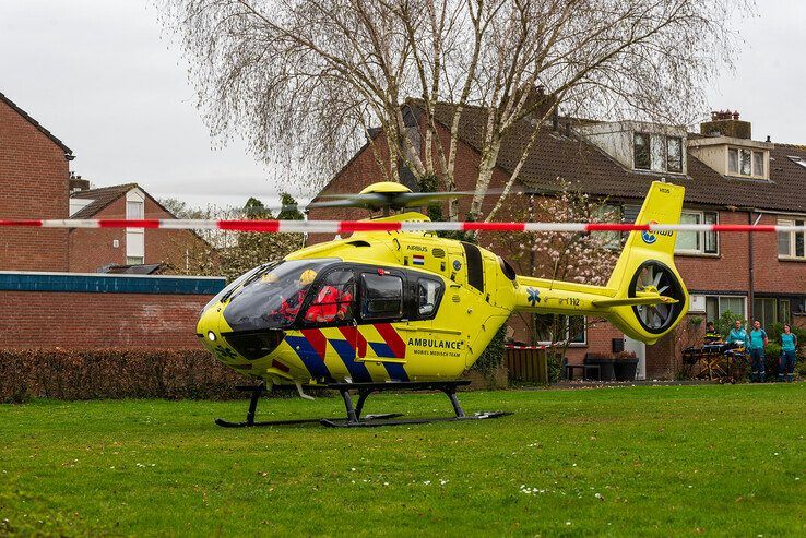 Traumahelikopter uit Groningen landt in Holtenbroek - Foto: Peter Denekamp