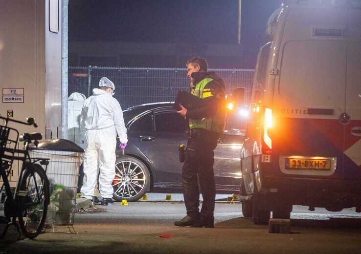 Tot laat in de nacht voerde de politie onderzoek uit op de parkeerplaats aan de Rijnlaan. - Foto: Hugo Janssen