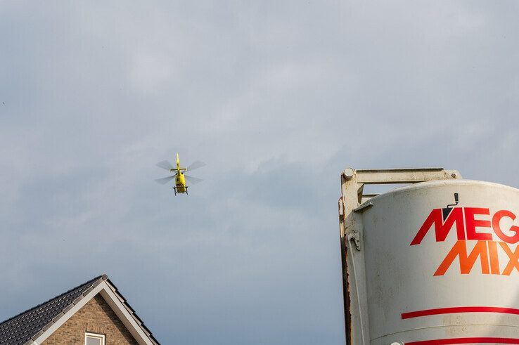 Opnieuw landt traumahelikopter in Zwolse woonwijk - Foto: Peter Denekamp