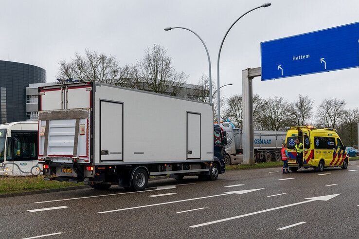 Vrachtwagens botsen op IJsselallee met flinke schade tot gevolg - Foto: Peter Denekamp