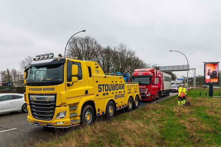 Vrachtwagens botsen op IJsselallee met flinke schade tot gevolg - Foto: Peter Denekamp