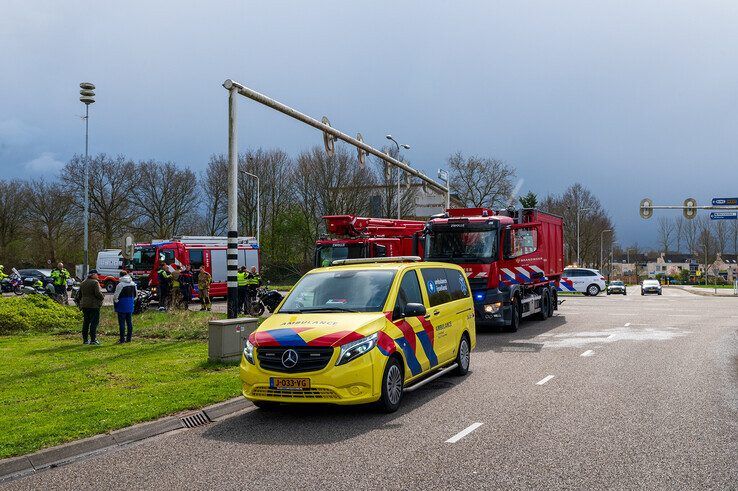 Lesmotoren botsen op elkaar op IJsselallee: motorrijders gewond - Foto: Peter Denekamp